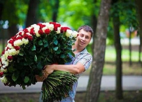 Виїжджаю з двору і бачу таку картину: біжить хлопець, в руках оберемок червоних троянд