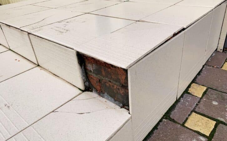 Чому від ґанку постійно відходити плитка? Що робити? Простий момент, про який більшість майстрів і не чули