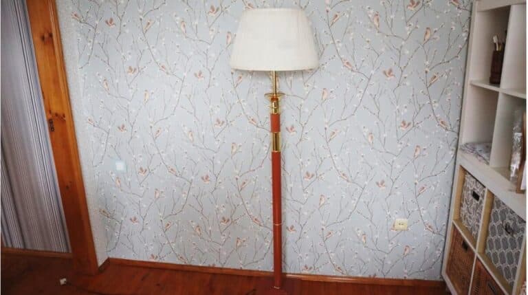 Мені набрид старий торшер, але викинути його рука не піднялася. Показую, як я його переробила