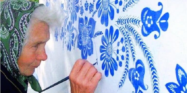 90-річна мешканка Чехії перетворила своє село в справжню галерею