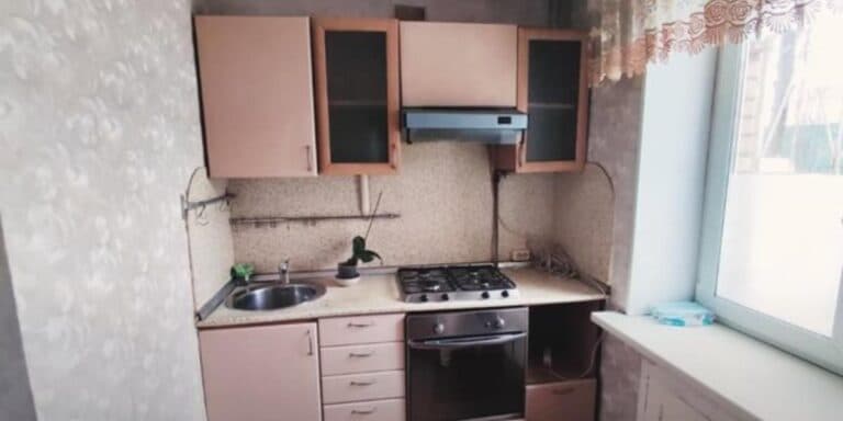 Показую cтареньку кухню до та пiсля ремонту, який робився власноруч. Він вас вpaзить