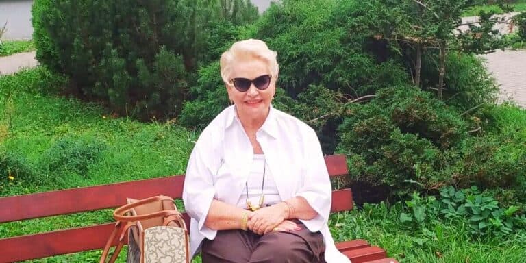 Як одягатися після 70 років, щоб виглядати стильно та без крайнощів