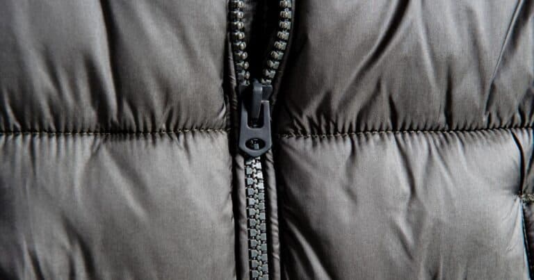 І не треба нести в ремонт! Як швидко полагодити блискавку на одязі