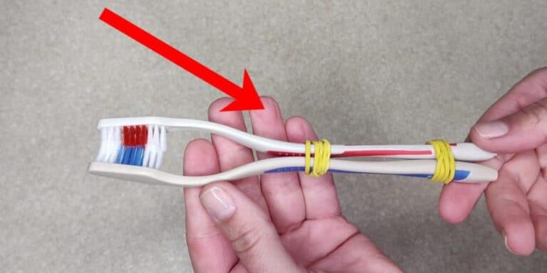 Звʼяжіть дві старі зубні щітки й ви здивуєтеся, як вони полегшать вам прибирання