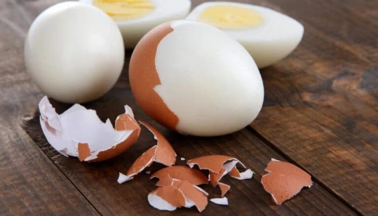 Ділюся простою хитрістю, завдяки якій навіть найсвіжіші яйця легко чистяться