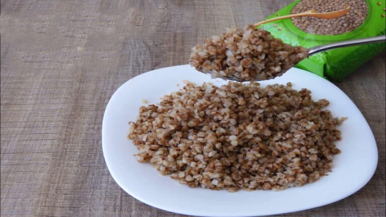 Гречка у мене завжди виходить розсипчастою: ось що потрібно додати у воду