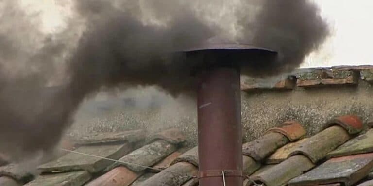 Що кинути в піч, щоб димохід сам очистився від сажі. Розповідаю