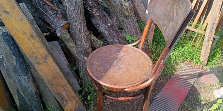 Врятувала старий стілець зі смітника. Переробила його в чудовий варіант для дачі