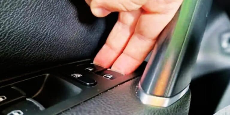 Навіщо деякі водії одночасно затискають дві кнопки склопідіймача? Розказую