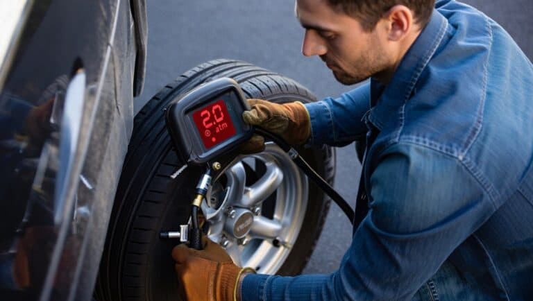 Чому небезпечно накачувати колеса до 2 атмосфер. Автомеханік назвав 1 важливу причину