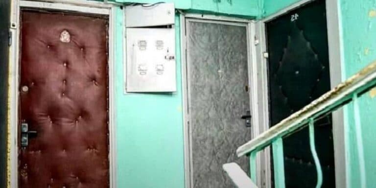 Чому в хрущовках вхідні двері відкриваються в середину? Відповідь здивує