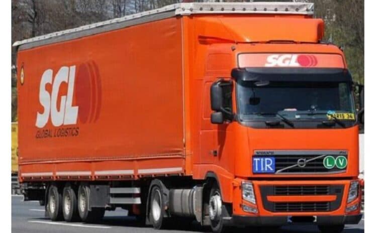 Чому вантажівки з напівпричепом називають «фурами» та що таке TIR? Відповідаємо