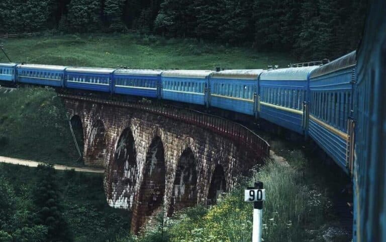 Навіщо потяги дають гудки, коли їдуть на зустріч один одному? Справа не у “вітанні”