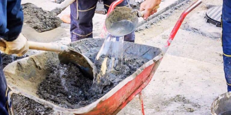 Наливати воду в цемент чи насипати цемент у воду? Помилка, через яку бетон сиплеться
