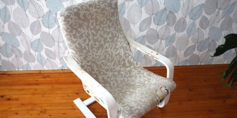 Подружка хотіла викинути старе крісло, а я забрала його собі та переробила. Показую фото