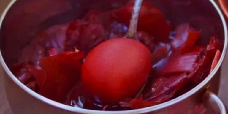 Більше ніякого синього жовтка: як правильно пофарбувати яйця на Великдень