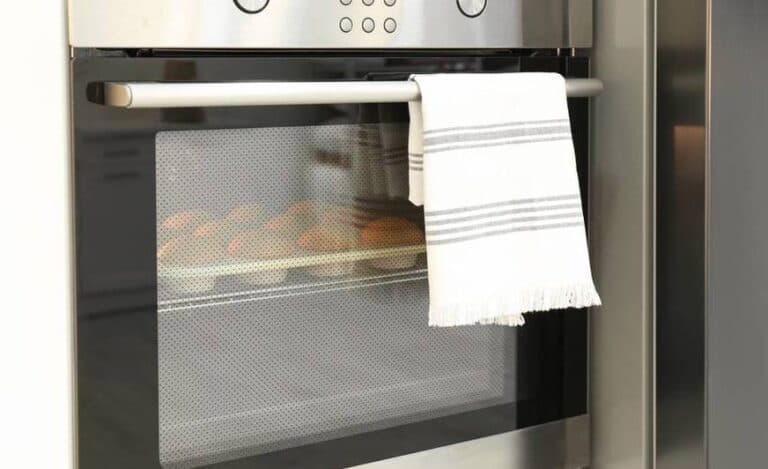 Чому не можна вішати рушник на дверцята духовки? Розповідаю