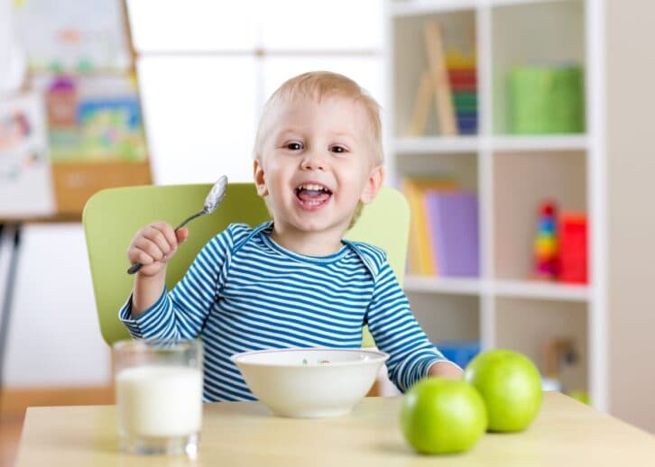 10 на перший погляд нешкідливих зауважень за столом, які боляче б’ють по самооцінці дитини