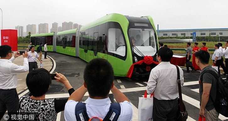 У Китаї з’явився трамвай без рейок і проводів