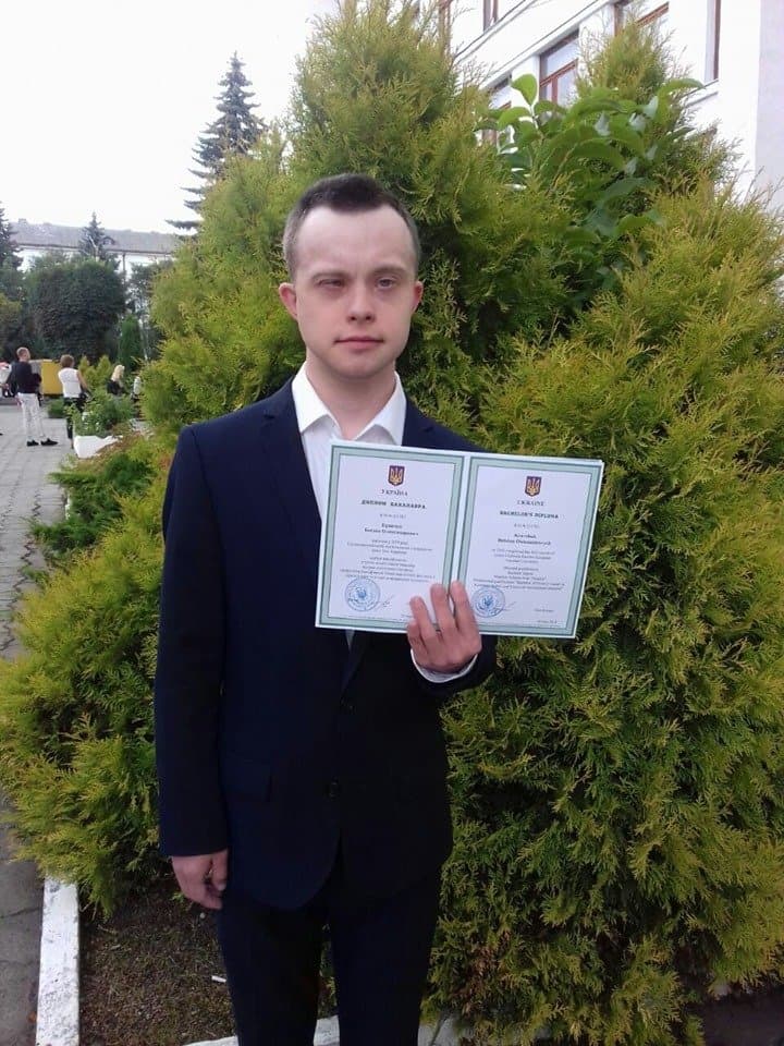В Україні вперше здобув вищу освіту хлопець із синдромом Дауна