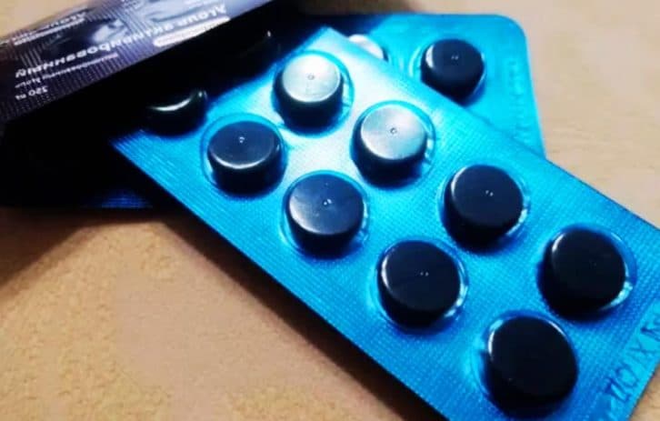 Скрізь квартирою розклала активоване вугілля: чоловік спершу сміявся, а тепер і сам так робить