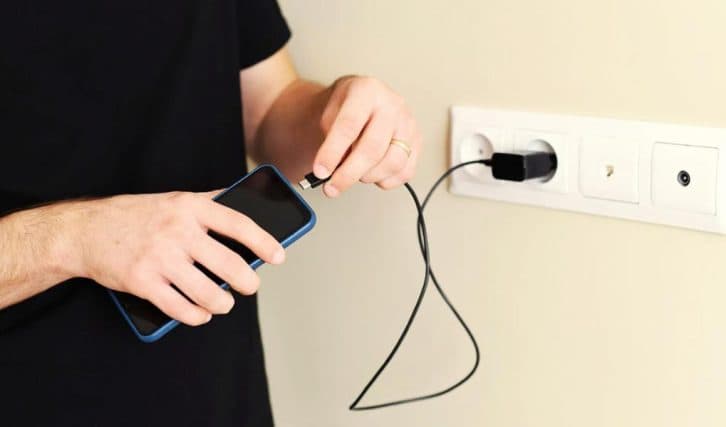 5 речей, які не варто робити зі смартфоном, щоб батарея не зіпсувалась
