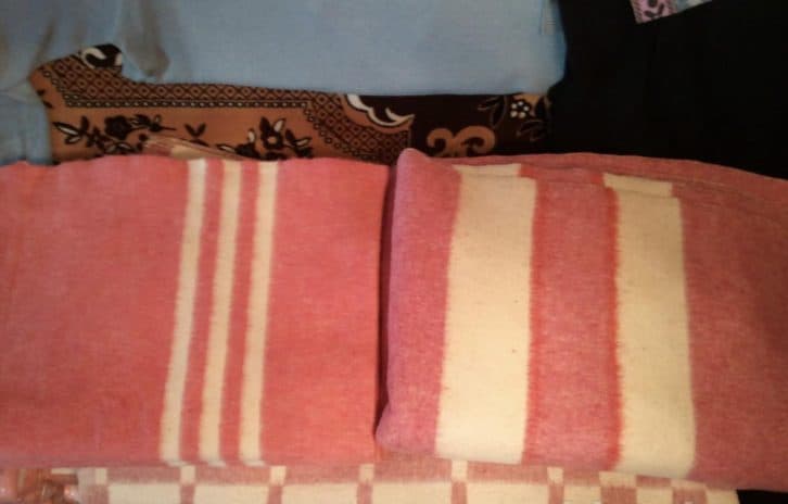 Не викидайте старі байкові ковдри: з них можна зробити стильну річ для будинку