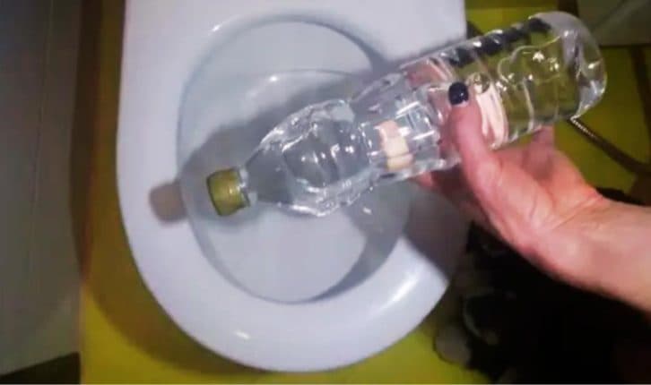 Пластикова пляшка поверне чистоту та блиск будь-якому унітазу: трюк від покоївок