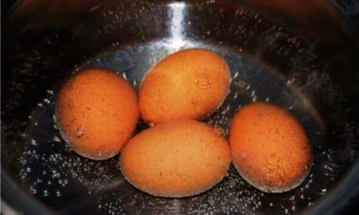 «Шкаралупа сама злітає»: 6 секретів варіння яєць, завдяки яким вони чистяться легко