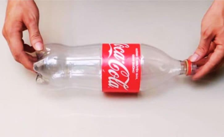 Сусідка просила віддавати їй усі пластикові пляшки.  Коли я побачила навіщо вони їй, почала все залишати собі