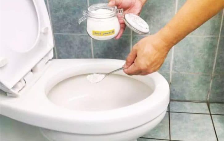 Лише досвідчені господині знають, зачіс треба засипати сіль в унітаз. Тепер перед приходом гостей завжди так роблю