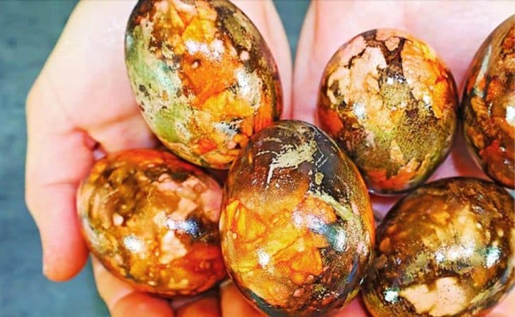 Мов мармур: 20 років фарбую великодні яйця так, як наші бабусі вчили