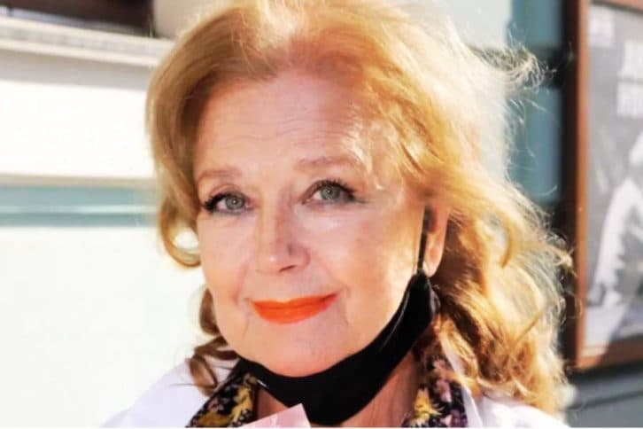 Відразу хочеться стерти: 3 відтінки помади, які досі використовують жінки 55+, думаючи, що вони молодять