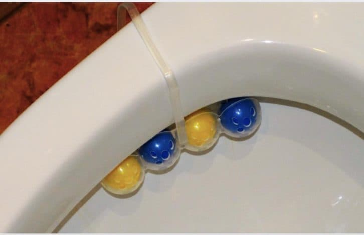 Все життя неправильно кріпила блок для унітазу: на борт вішала, а треба по-іншому