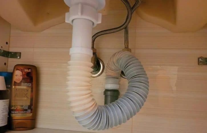 Викинула гофру з-під раковини і тепер не натішуся. Розповідаю, чим її можна замінити