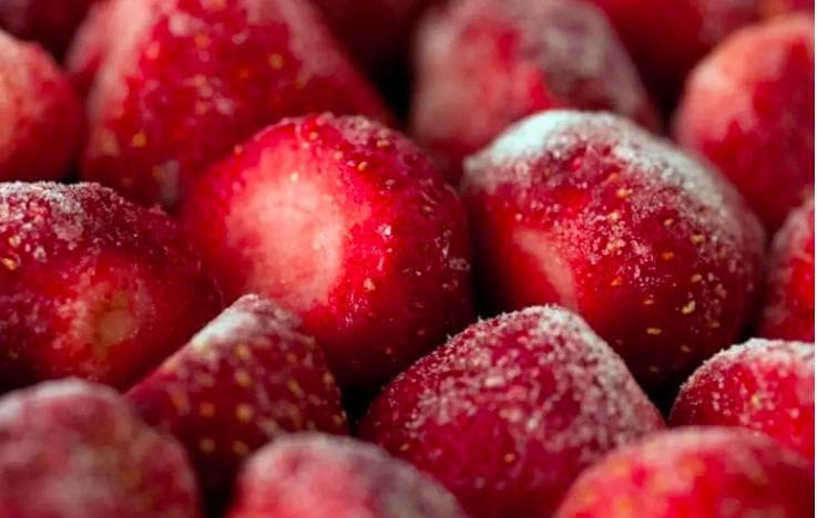 «Навіть через рік буде такий же, як улітку»: 2 найкращі методи заморожування полуниці