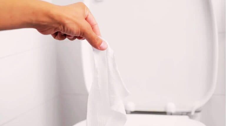Досить кидати папір в унітаз! Сусідка розповіла, чому цього категорично не можна робити