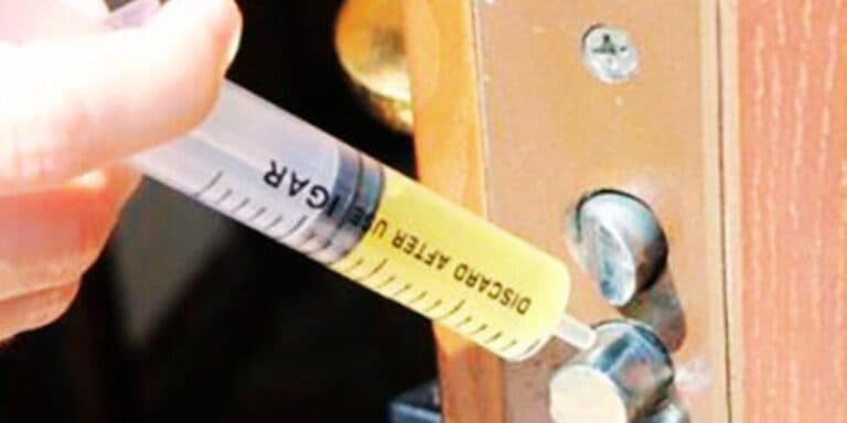 Замок заїдає? Розказую, як я врятував дверний замок за допомогою підручного засобу