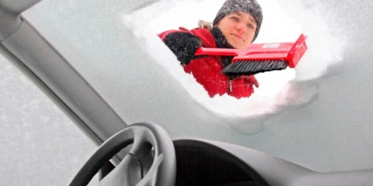 Як швидко розморозити скло автомобіля. Розказую, як вирішити проблему за хвилину