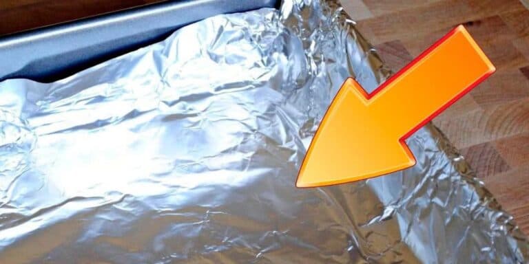 Якою стороною потрібно класти фольгу на деко. Більшість господинь робить це неправильно