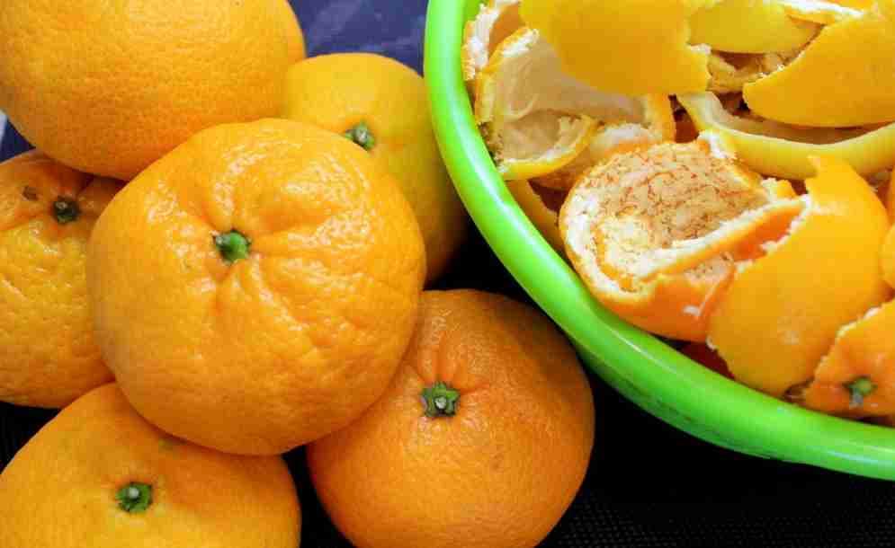 Заливаю мандаринові корки й всю зиму тішуся своїй кмітливості. Ділюся корисною хитрістю