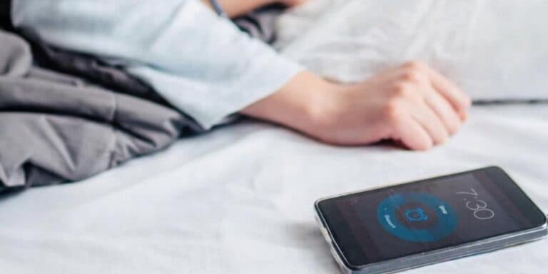Чому перед сном варто тримати телефон якомога далі від себе: важливі аргументи