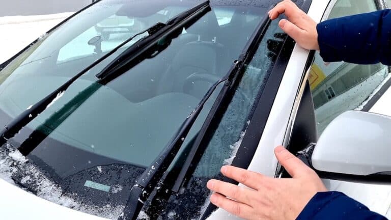 Перевів двірники та форсунки омивача в “зимовий режим” за 30 секунд: тепер чисті та крига не намерзає