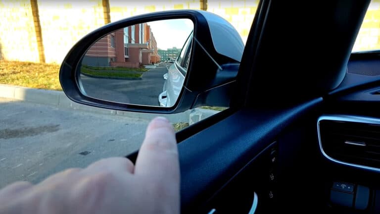 Паркуюсь наче “профі” за 5 см до бордюру. Запамʼятайте просте правило й теж так зможете