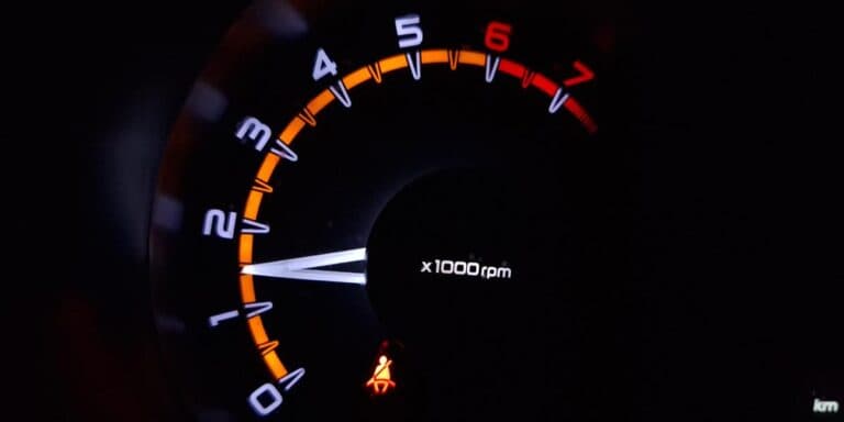 Уже давно не прогріваю двигун взимку, а використовую “метод тахометра”. Розповідаю про нього