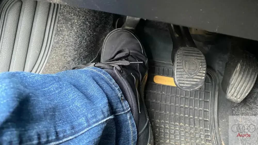 Чи потрібно вичавлювати зчеплення під час запуску двигуна?