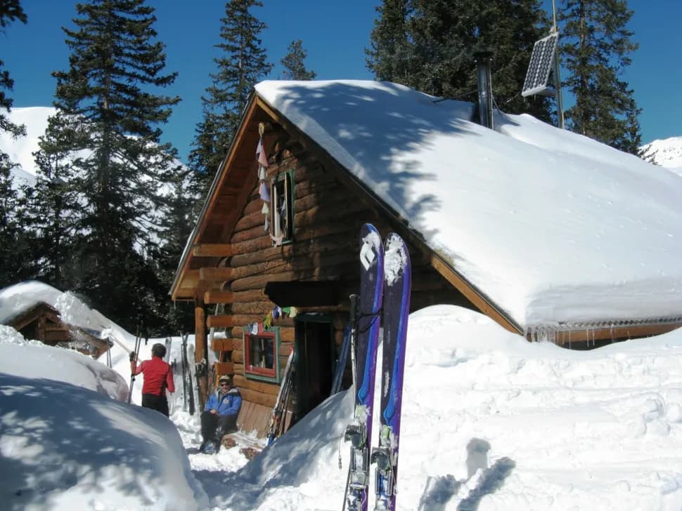 Догляд за туристичним спорядженням: практичні поради та методи зберігання