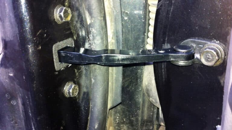 Риплять двері авто? Вирішив проблему без дорогих спреїв