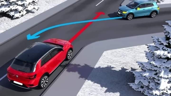 Водій якого автомобіля має право проїхати перехрестя першим?