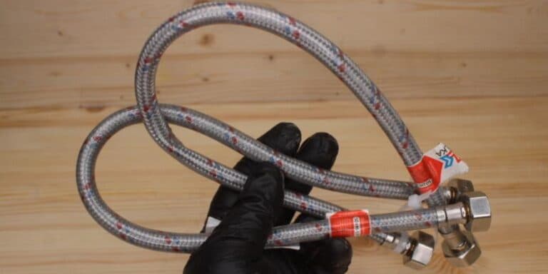 Досвідчені сантехніки вже давно не використовують гнучку підводку і ось чому